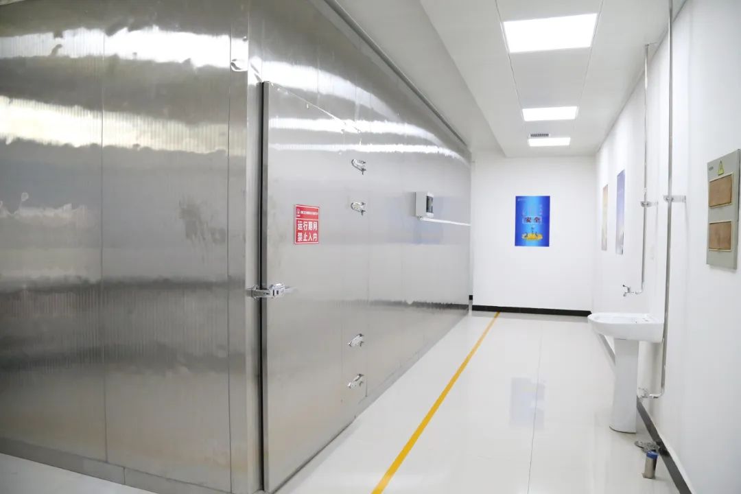 大型工業(yè)洗衣機(jī)車(chē)間